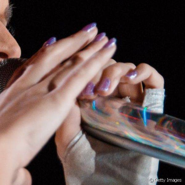 Nas unhas, Katy Perry optou por um esmalte de cor lilás com bastante brilho